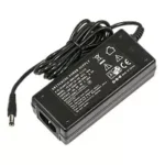 Adaptador de corriente negro con cable