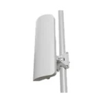 Antena blanca montada en un poste