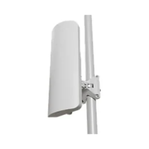 Antena blanca montada en un poste