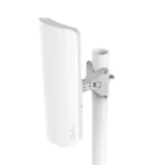 Antena blanca montada en poste