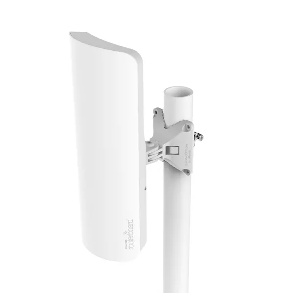 Antena blanca montada en poste