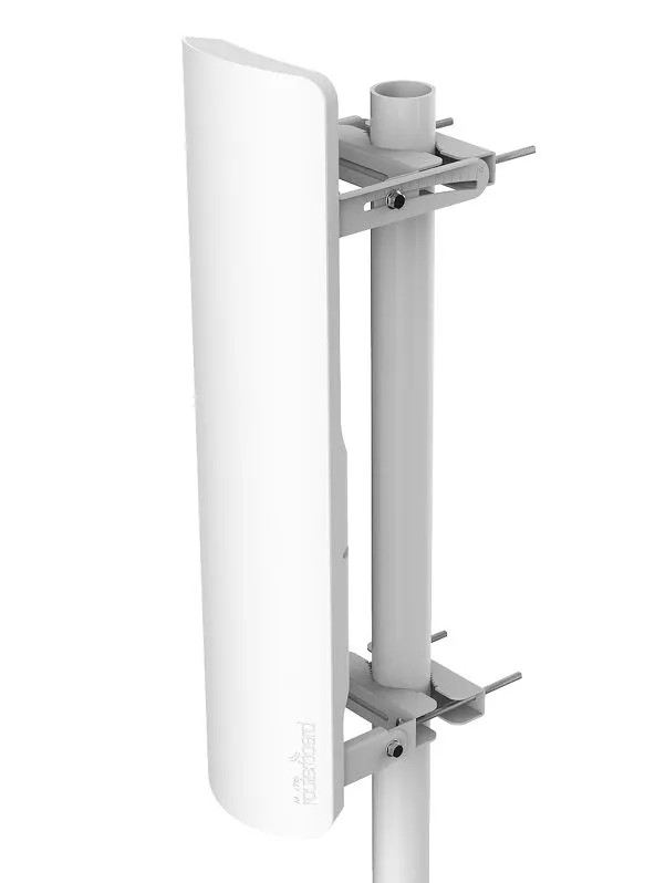 Antena blanca montada en soporte