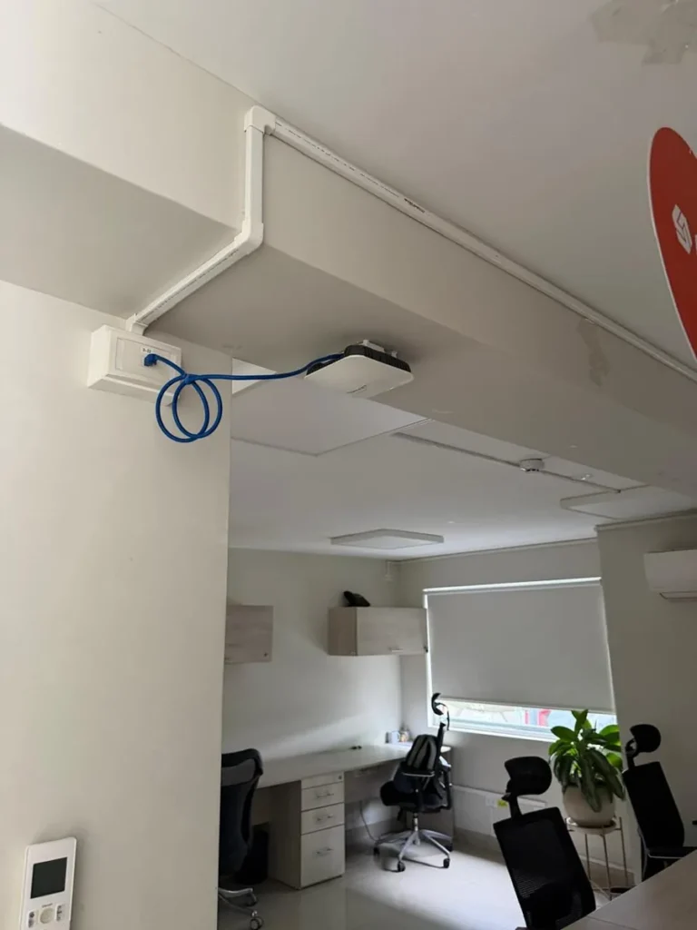 Access point Fortinet instalado sobre canaleta en CALDIC