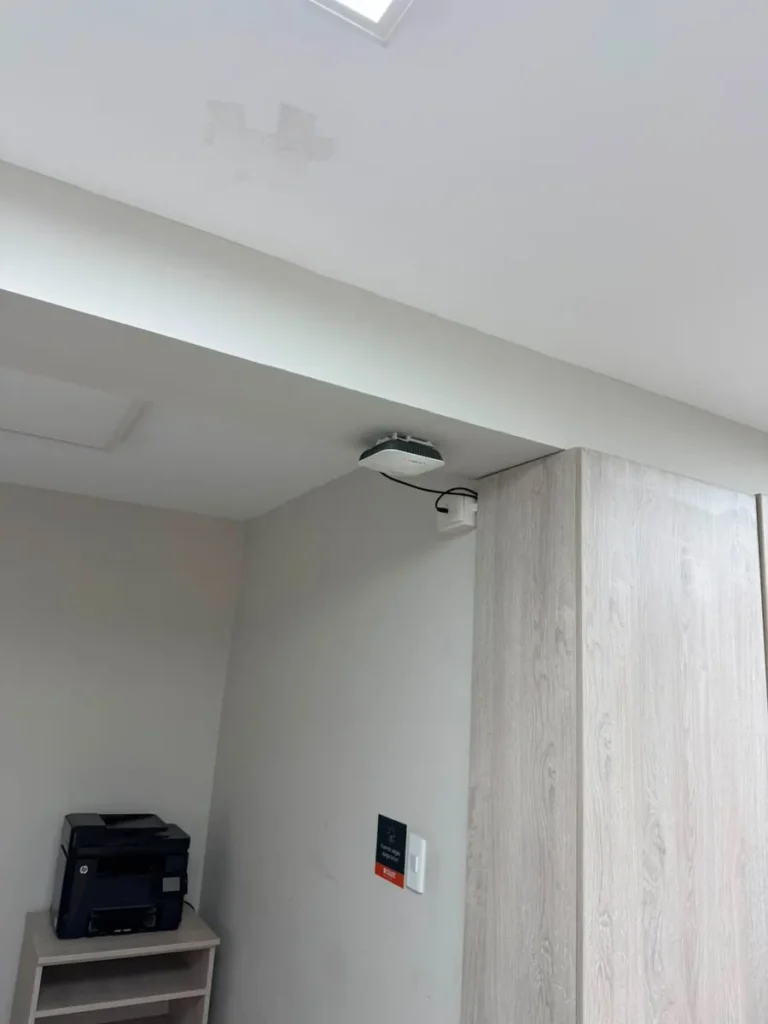 Access point Fortinet en el techo de una oficina de CALDIC, segunda vista