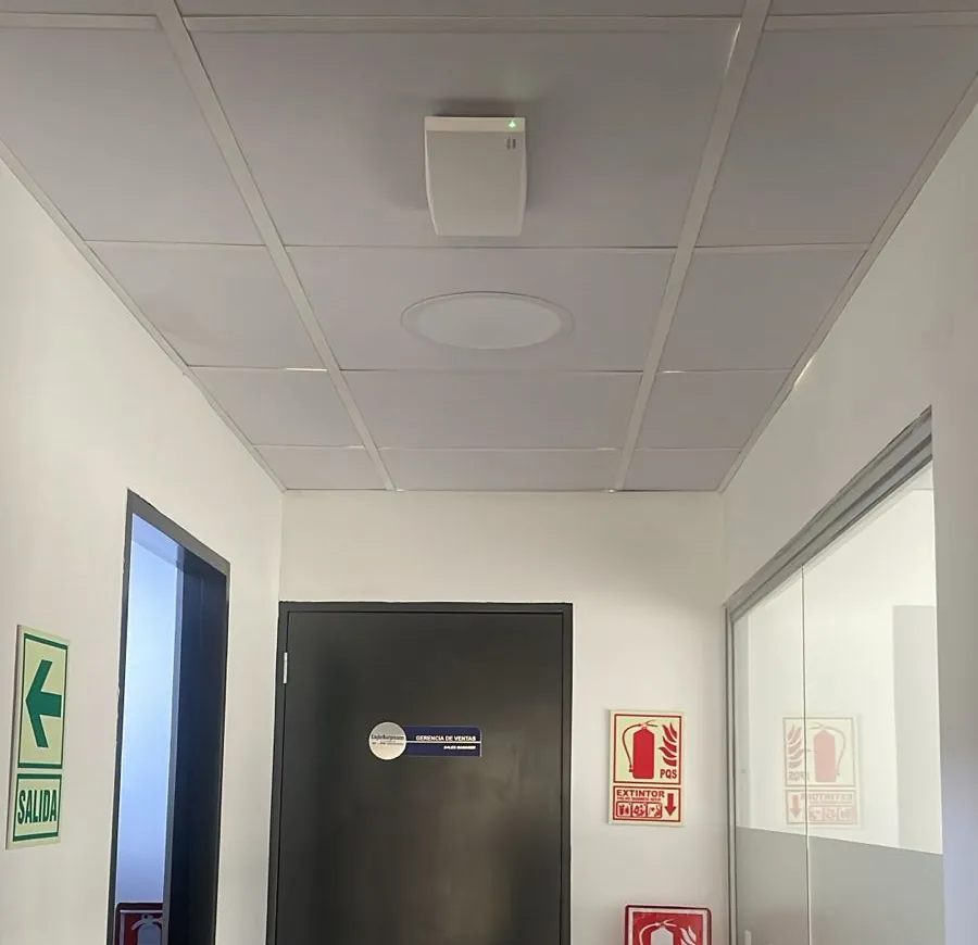 Access point instalado en el techo de la oficina de EagleBurgmann