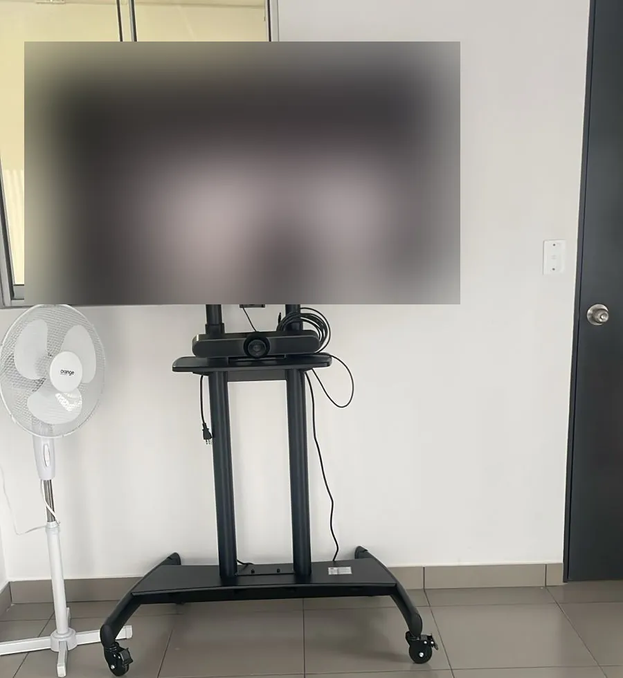 Televisor sobre rack móvil en la sala de directorio de EagleBurgmann