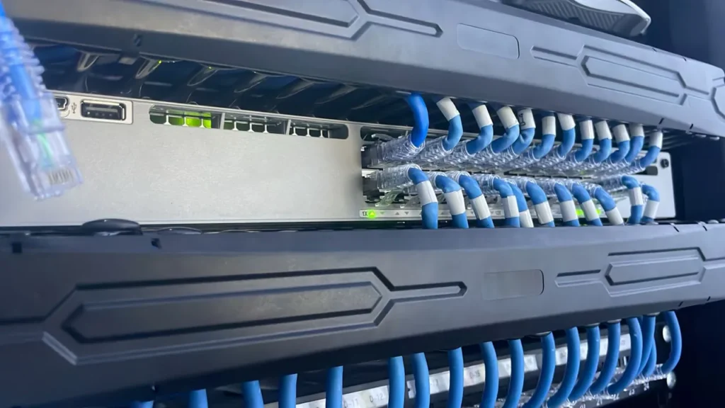 Switch Cisco con patch cords azules etiquetados en rack de EagleBurgmann