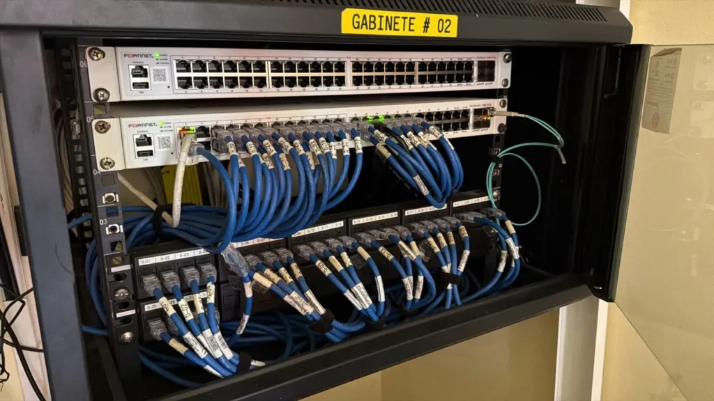 Gabinete de red con equipos Fortinet y cableado etiquetado en CALDIC
