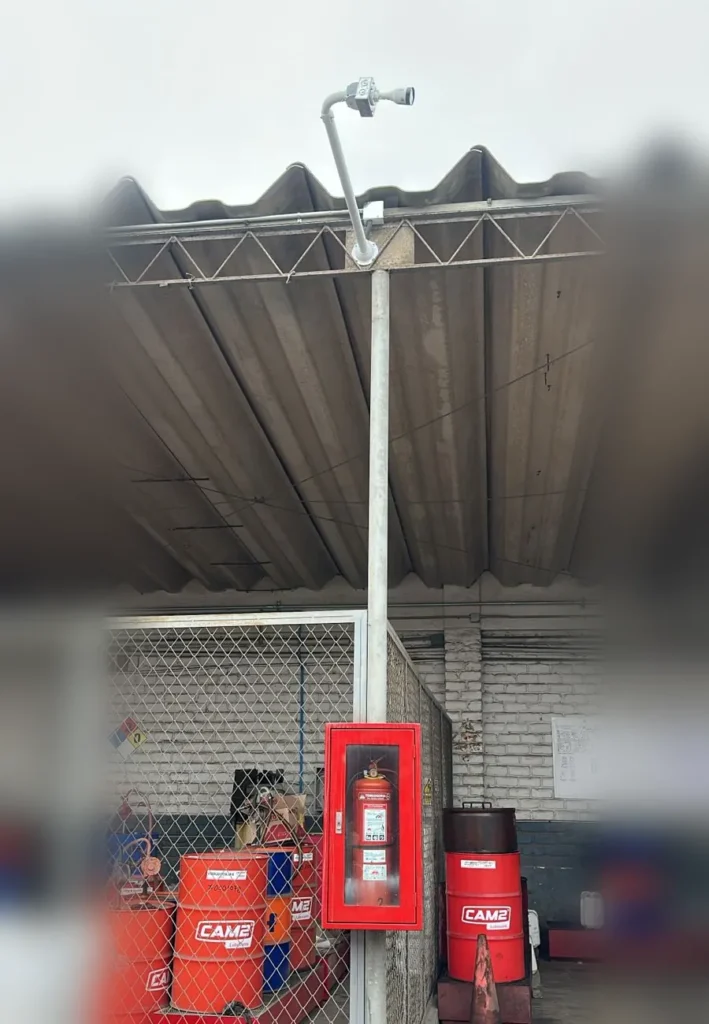 Videovigilancia con 15 cámaras Dahua para Maquisistemas 2 Cámara Dahua montada con tubería conduit en Maquisistemas