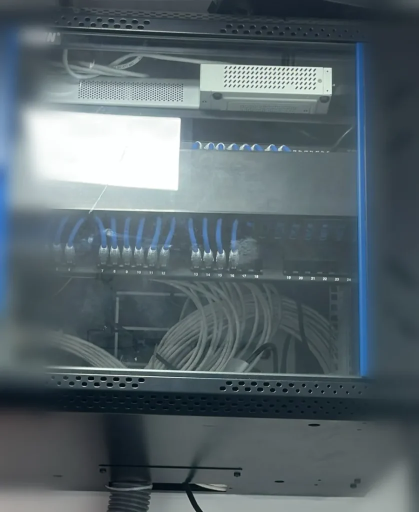 Videovigilancia con 15 cámaras Dahua para Maquisistemas 3 Gabinete con switch y patch panel con cableado Cat 6 en Maquisistemas