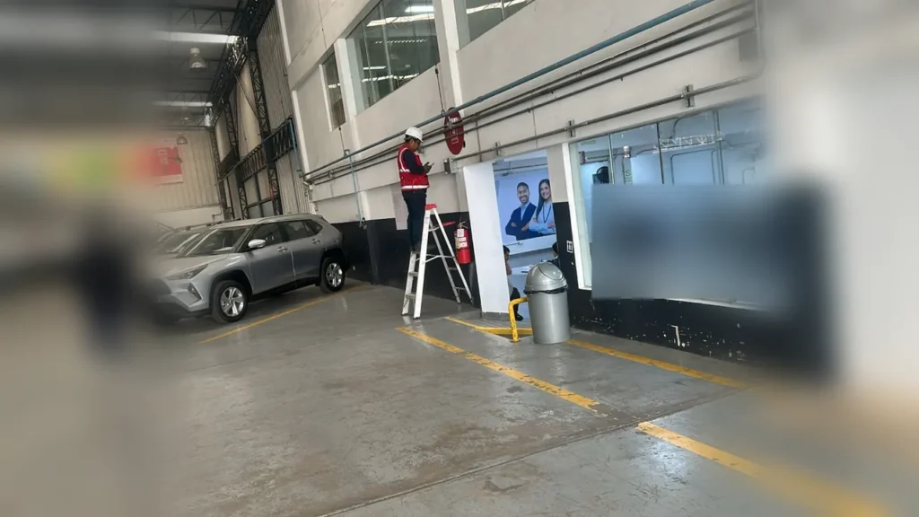 Videovigilancia con 15 cámaras Dahua para Maquisistemas 1 Instalación de cámaras Dahua en planta de Maquisistemas con técnico trabajando en altura
